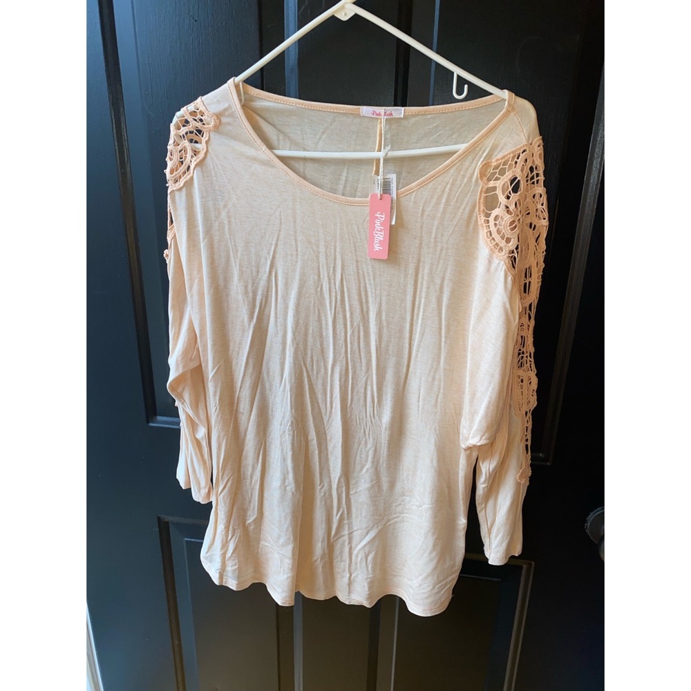 NWT 💕 Crochet Sleeve Top